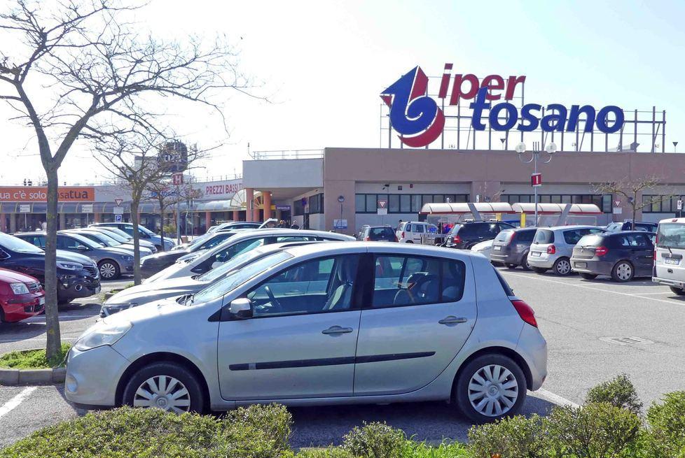 Tosano, le buche nell’asfalto hanno causato un infortunio