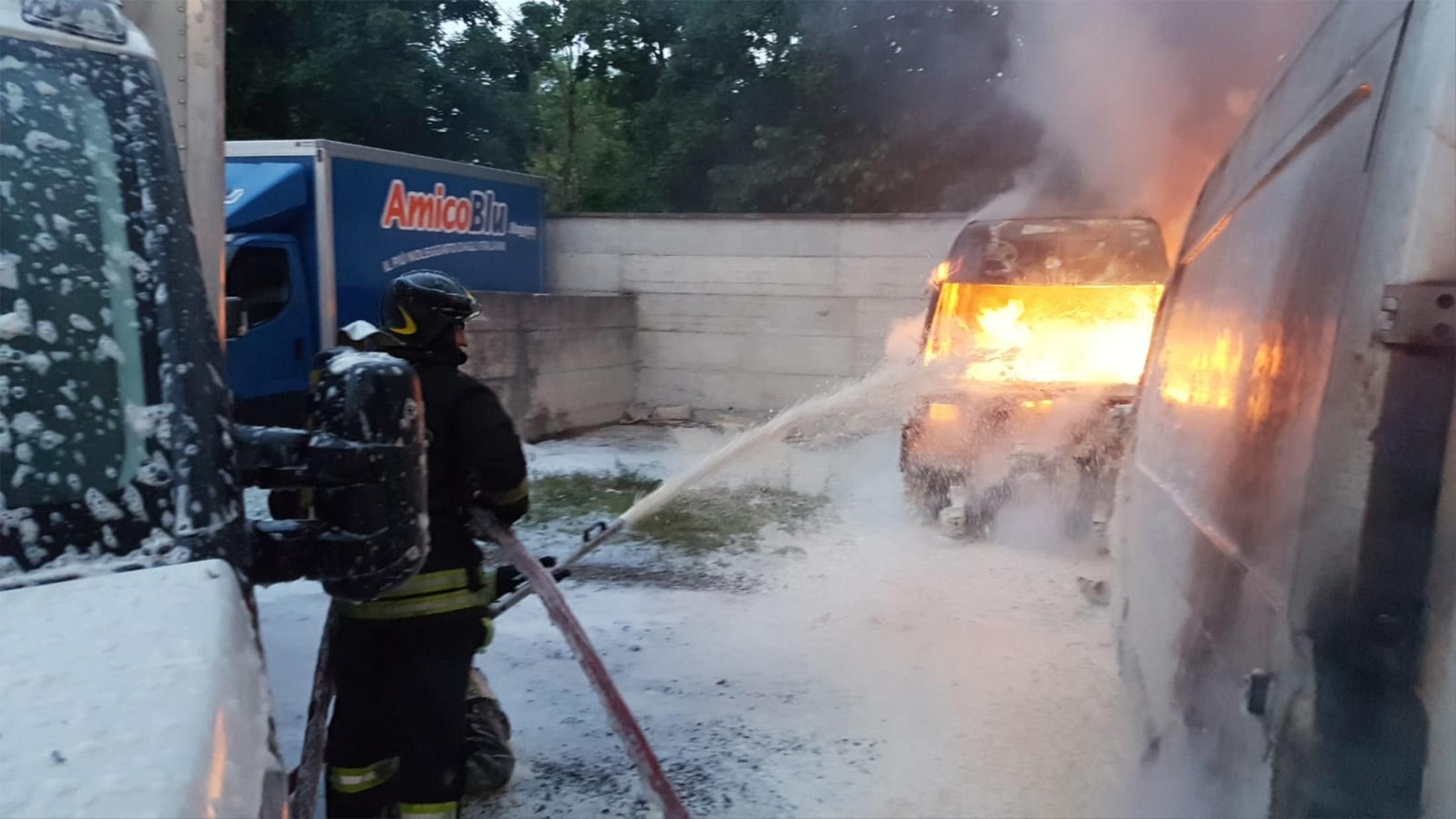 I vigili del fuoco spengono l'incendio di un furgone