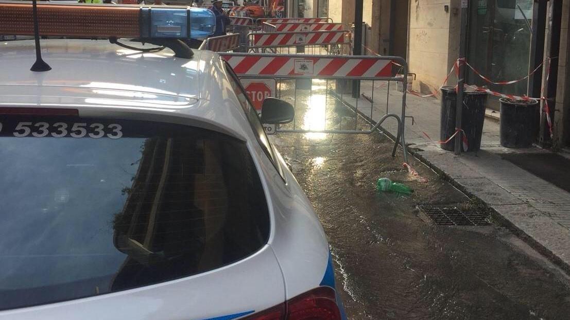 La perdita d'acqua in via Abba (foto Mario Rosas)
