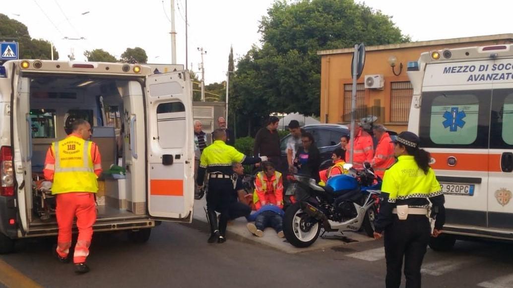 I soccorsi dei feriti nell'incidente alla rotonda dello stadio Amsicora (foto Mario Rosas)