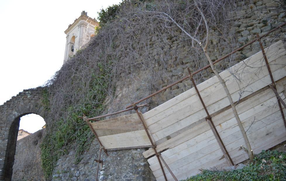 Alcuni pannelli piazzati lungo le mura per ripararsi dalla caduta dei massi