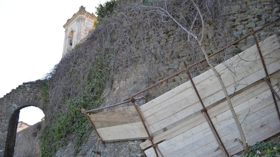 Alcuni pannelli piazzati lungo le mura per ripararsi dalla caduta dei massi