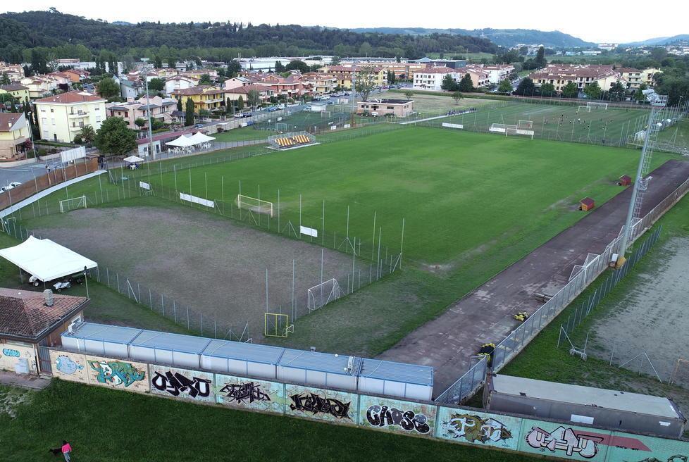 Restyling al campo sportivo con tribune a bordo campo