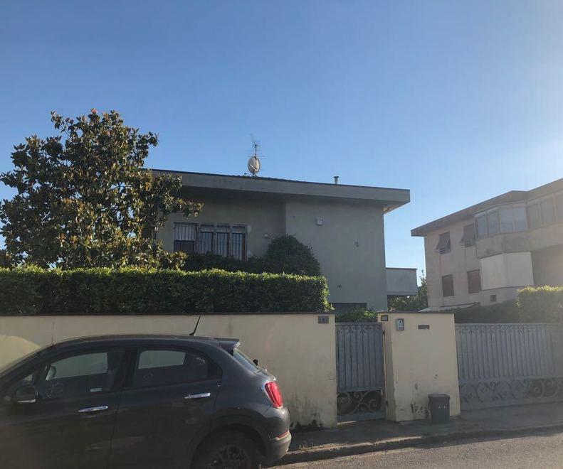 Silenzio e dolore nell’abitazione alle porte di Pisa 