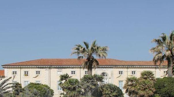 Adolescente accerchiato da due venditori abusivi