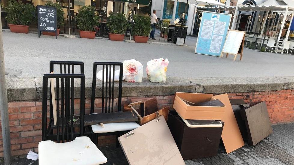 Mobili gettati nel Burlamacca
