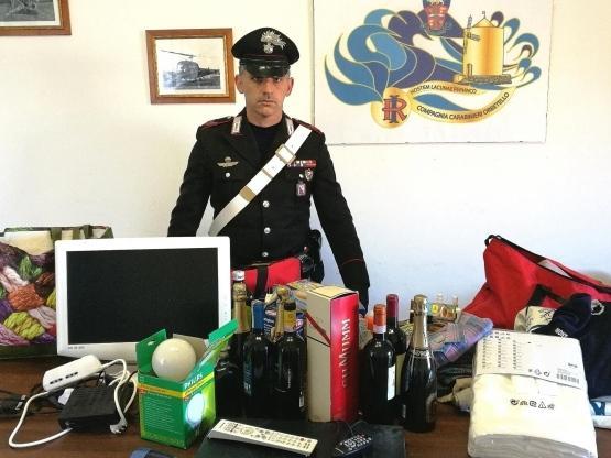 Svaligiano una villa e fuggono in bici: presi 