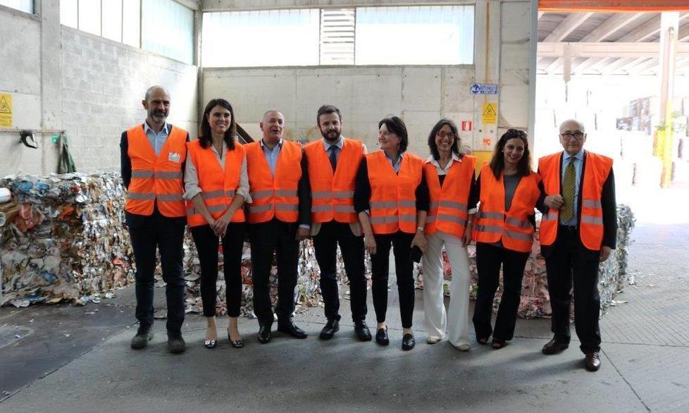 Simona Bonafè in visita alla Lucart