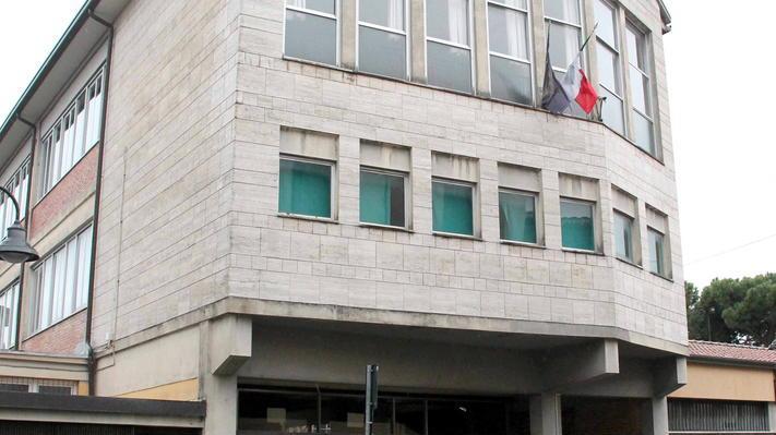 Calano gli iscritti E le scuole Pascoli prolungano l’orario