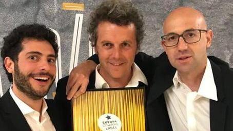Michele Pellegrini (il primo a destra) insieme al direttore della fotografia e ad un attore del film