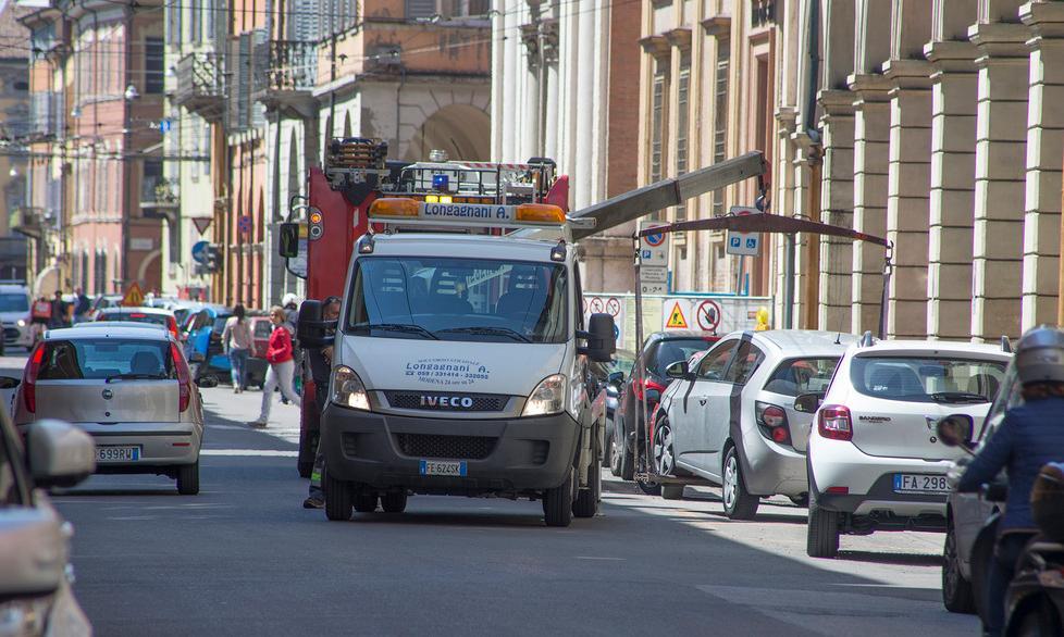  Gas da un’auto, arrivano i pompieri 