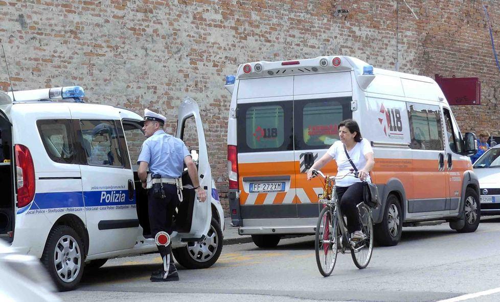 Scooterista investito da un’auto