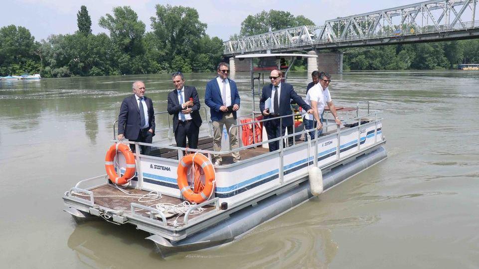 Autobus, treni e traghetto per fare a meno del ponte