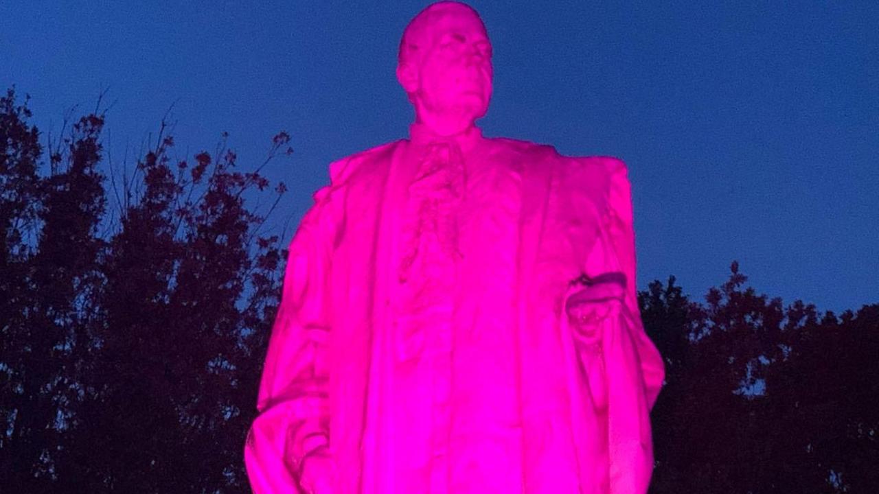 La statua di Manno illuminata di viola