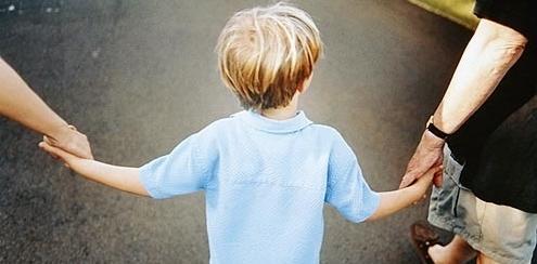 Fugge con il figlio di 2 anni madre sotto inchiesta 