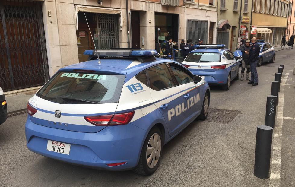 Preso a mazzate in testa per una lite alla rotatoria 