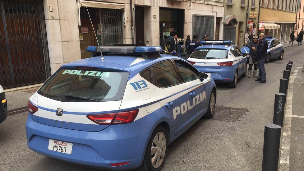 Preso a mazzate in testa per una lite alla rotatoria