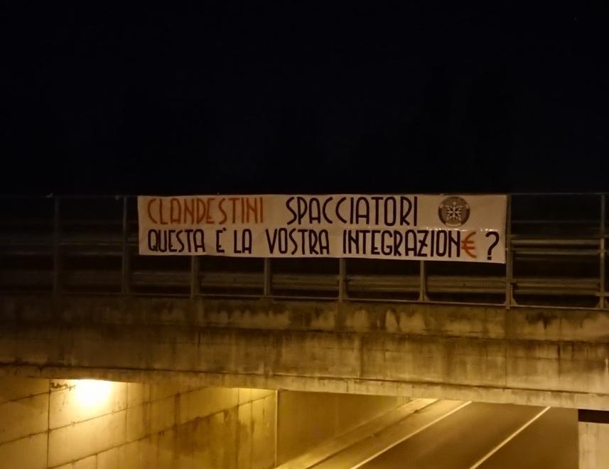 Manifesti fascisti davanti a scuola 