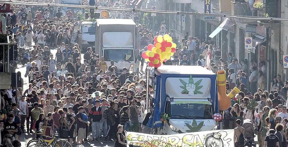 Canapisa, in corteo “solo” 3.500 manifestanti tra slogan e canne - Video