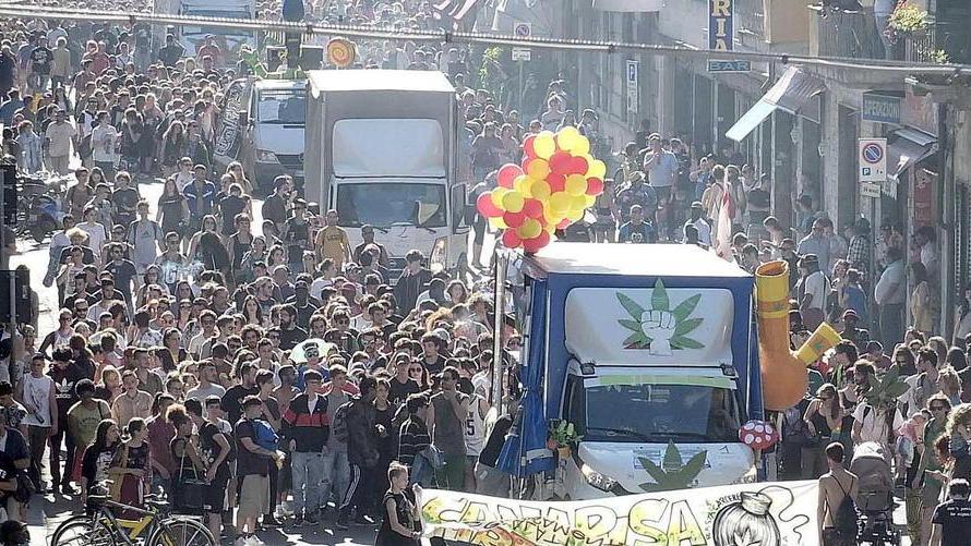 Canapisa, in corteo “solo” 3.500 manifestanti tra slogan e canne - Video