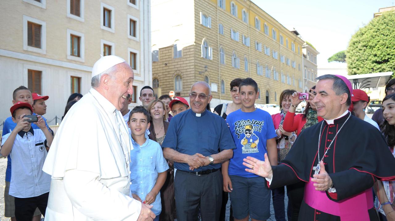 Papa Francesco con monsignor Angelo Becciu
