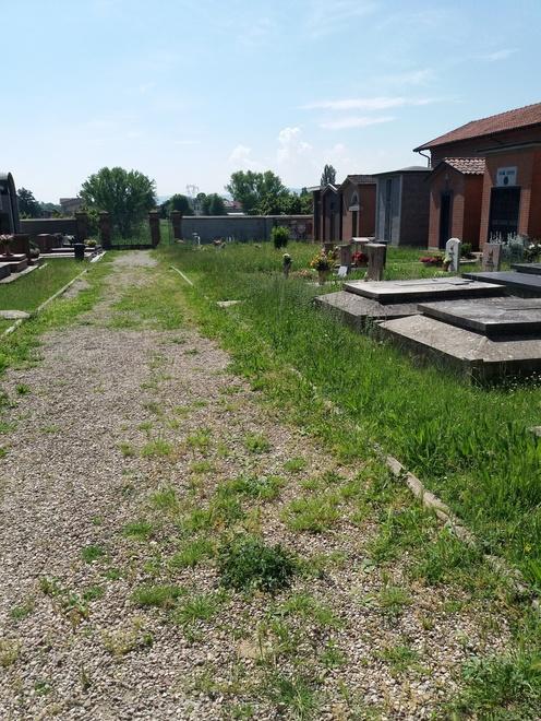 Reggio Emilia, degrado nei cimiteri della città 