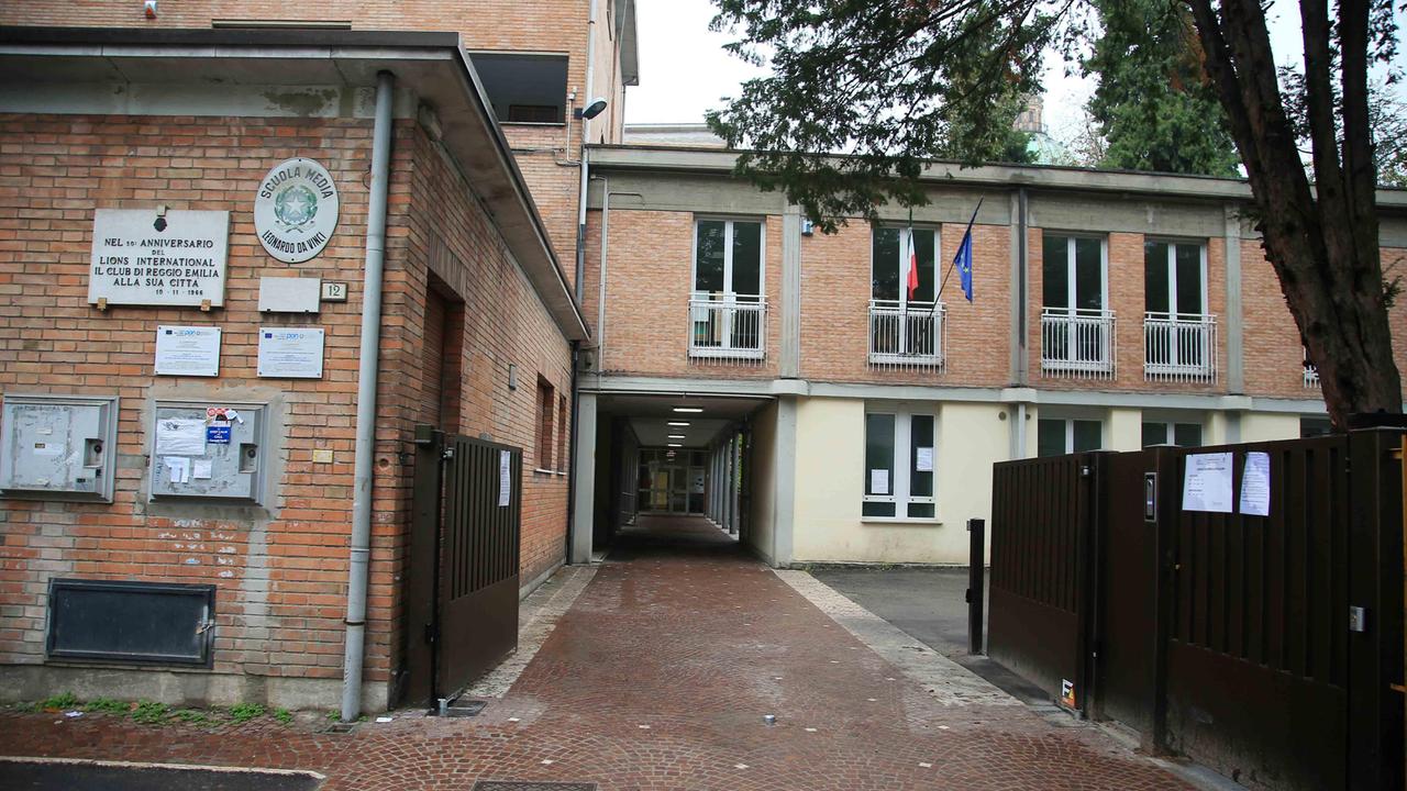 Reggio Emilia, spaccia cocaina davanti alle scuole medie Da Vinci
