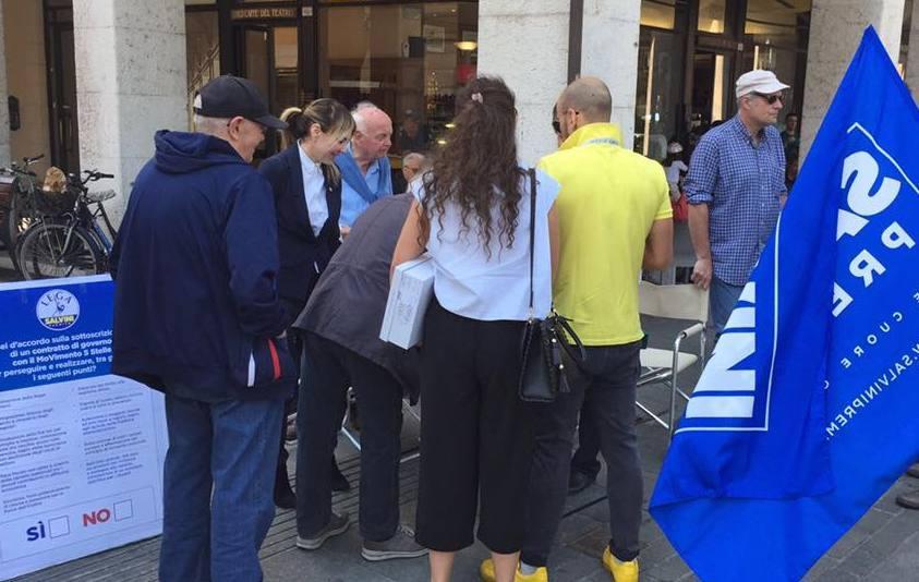 Reggio Emilia, bagarre al banchetto della Lega 