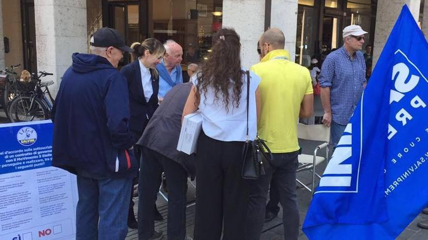 Reggio Emilia, bagarre al banchetto della Lega