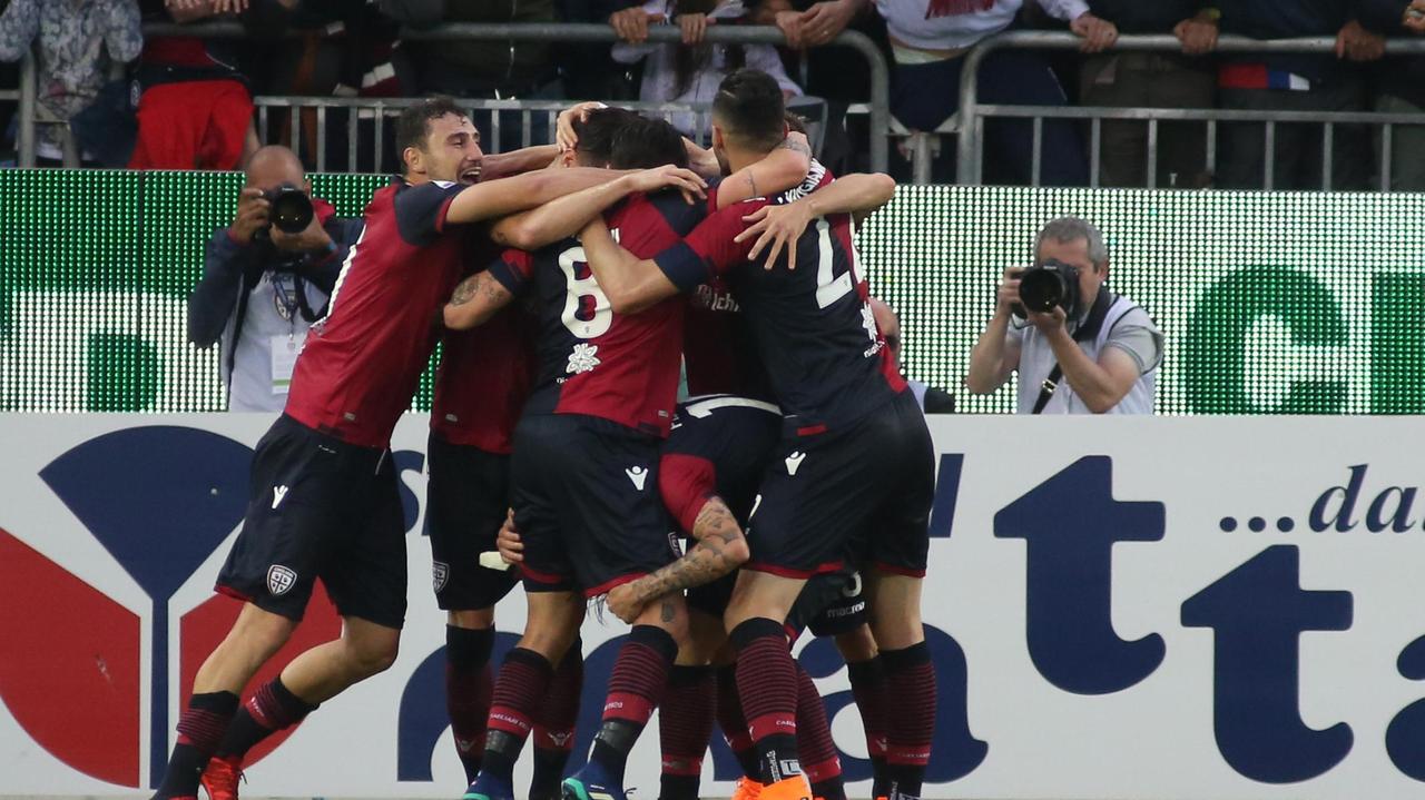 La gioia dei giocatori del Cagliari per la salvezza appena conquistata