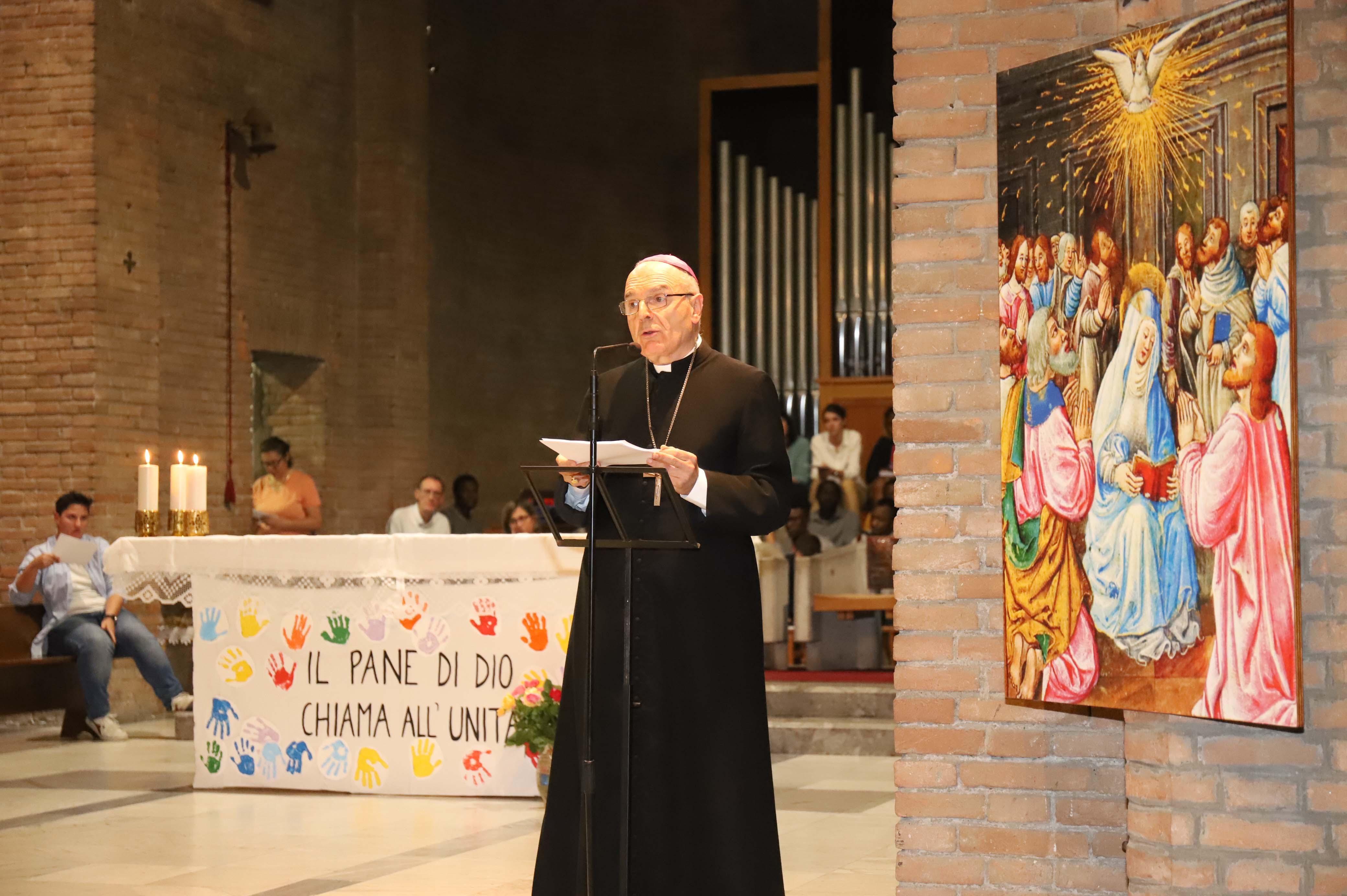 Veglia contro l'omofobia, le parole del vescovo Camisasca: «Voi siete tutti figli miei» 