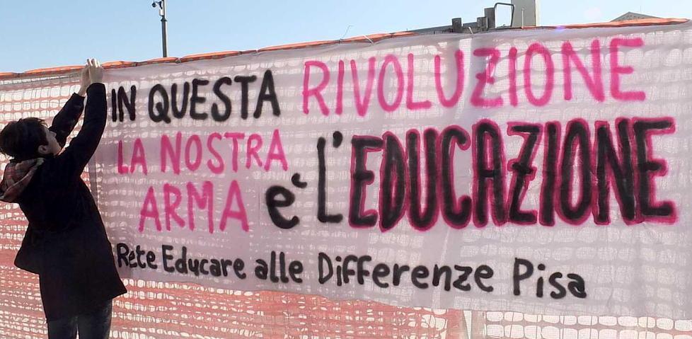 La minaccia di morte con un pugnale e tenta di strangolarla 