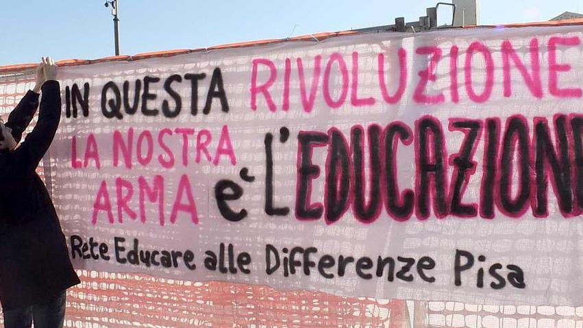 La minaccia di morte con un pugnale e tenta di strangolarla