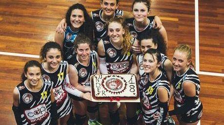 Le mani della U18 della Pallavolo 1978 sulla Coppa