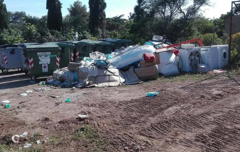 Sos rifiuti, cassonetti stracolmi 