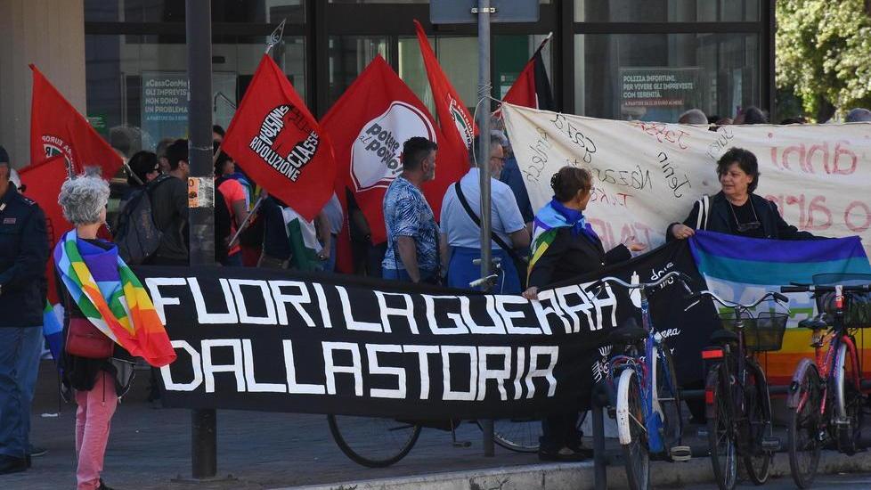 In piazza sventolano le bandiere palestinesi