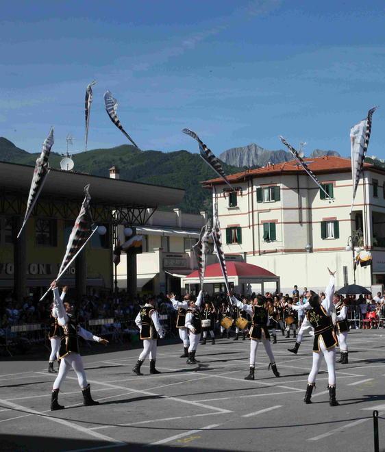 Le contrade si sfidano a colpi di bandiera 