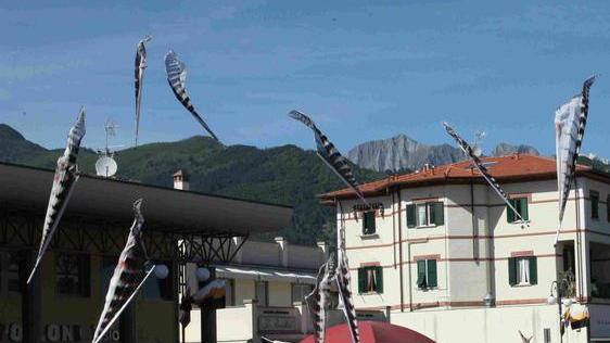 Le contrade si sfidano a colpi di bandiera