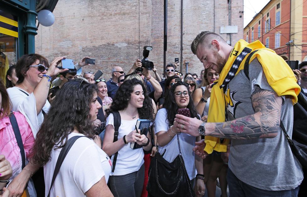 Lo straordinario abbraccio dei tifosi gialloblù 