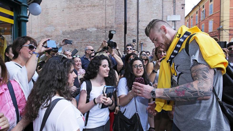 Lo straordinario abbraccio dei tifosi gialloblù