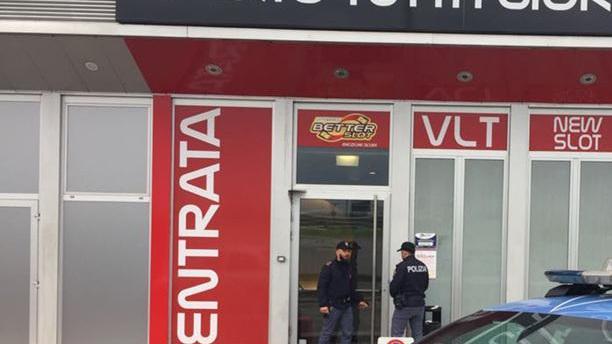 Gioca, perde tutto e minaccia col coltello