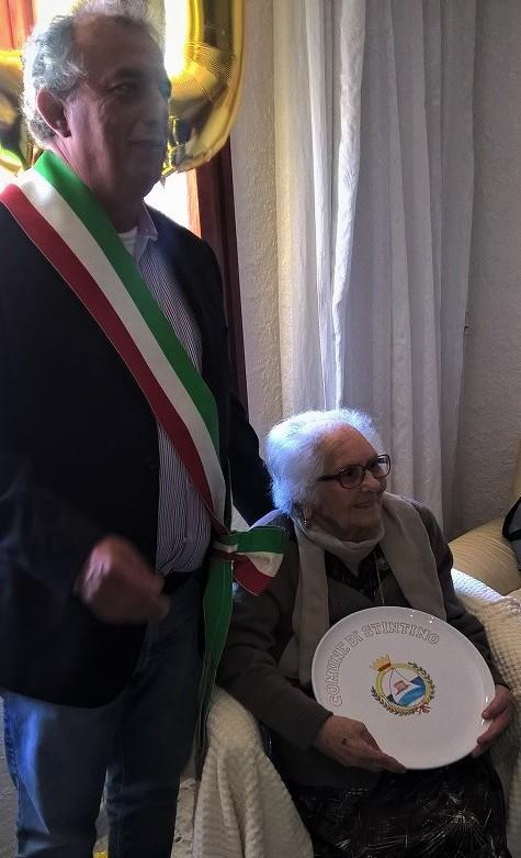 Stintino in festa per i 100 anni di nonna Gavina