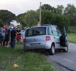Auto sbanda e va fuori strada gravissimo uomo di 37 anni 
