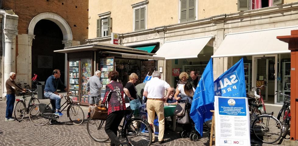 Gli azzerati ai gazebo «Votiamo Sì e vigiliamo» 