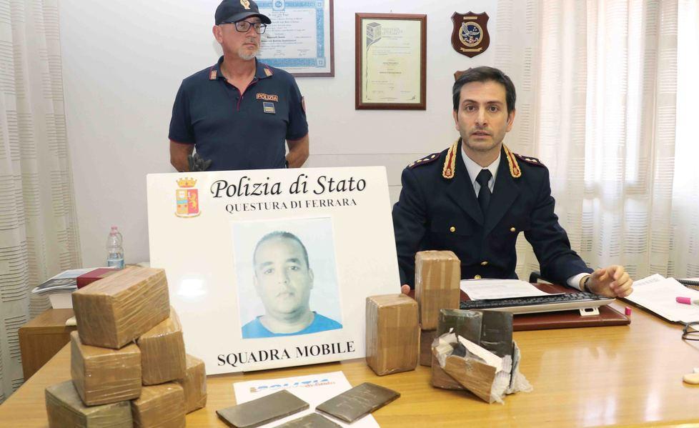 Dietro targa e paraurti dieci chili di hashish 