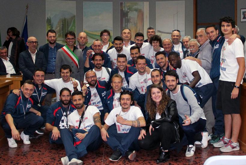 Il Comune premia gli sportivi Luppi e la squadra di calcio