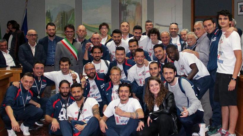 Il Comune premia gli sportivi Luppi e la squadra di calcio