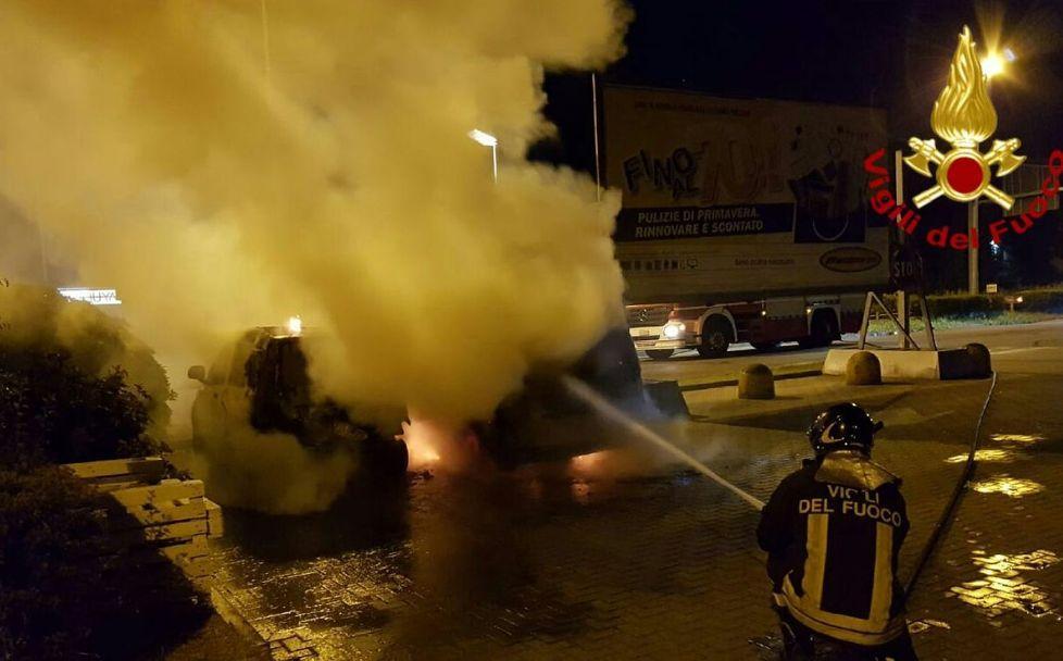 In fiamme auto e furgone delle piadine 