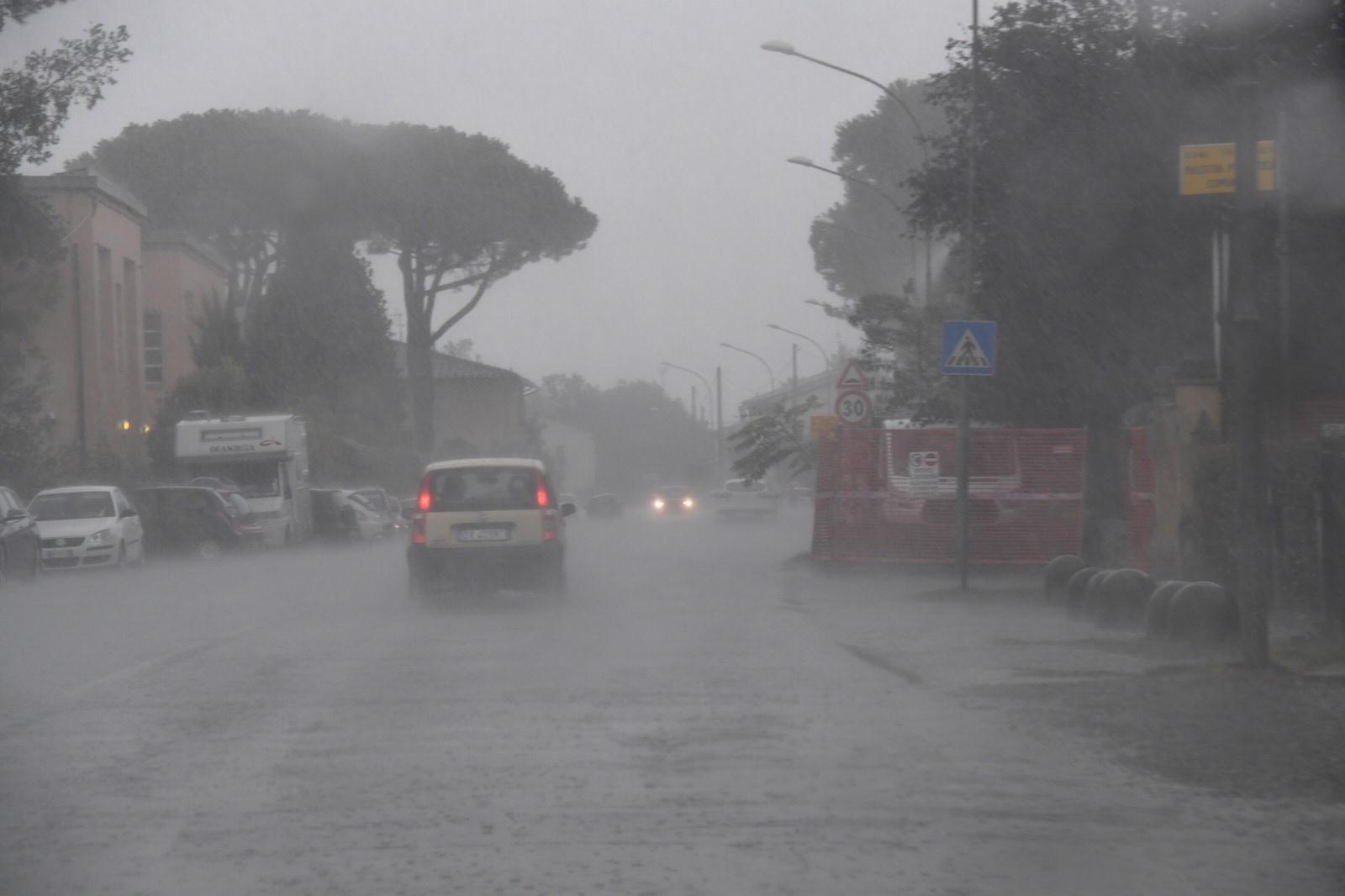 Un nubifragio in provincia di Pisa (Foto Franco Silvi)