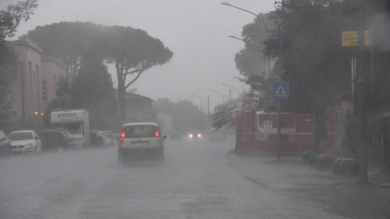 Un nubifragio in provincia di Pisa (Foto Franco Silvi)